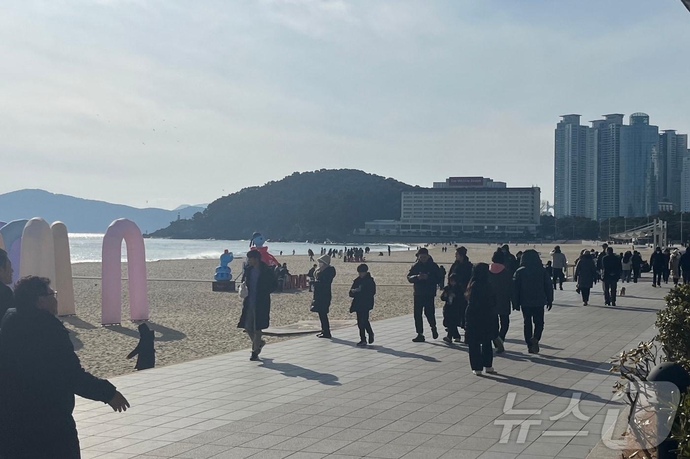 추운 날씨가 이어지고 있는 11일 오후 부산 해운대 해수욕장에서 방문객들이 걷고 있다.2025.1.11/뉴스1 ⓒ News1 장광일 기자