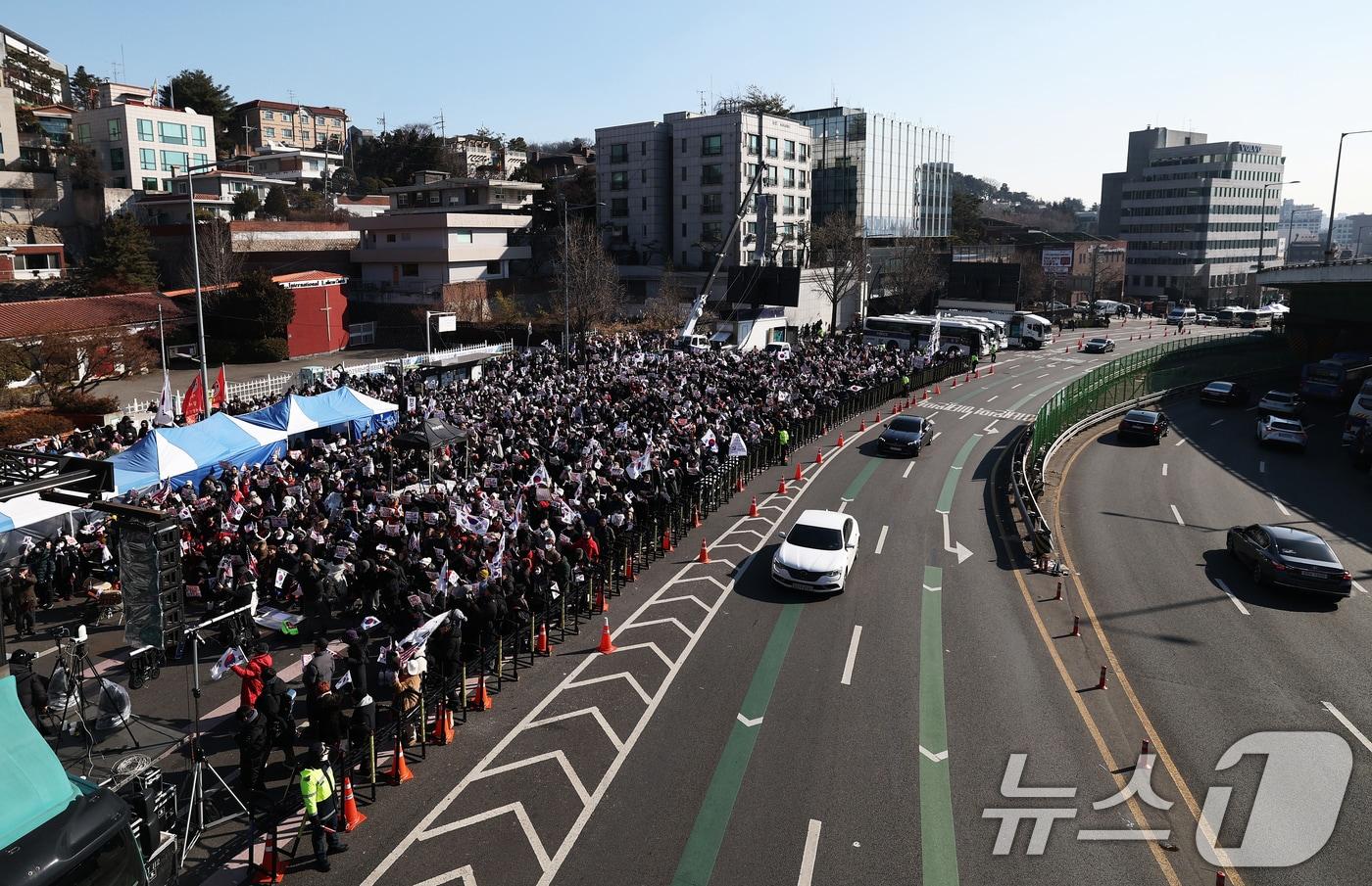 본문 이미지 - 공수처와 경찰의 윤석열 대통령 2차 체포영장 집행 시도가 임박한 가운데 11일 오후 서울 용산구 한남동 대통령 관저 인근에서 열린 탄핵 반대 집회에서 윤석열 대통령 지지자들이 피켓을 들고 구호를 외치고 있다. 2025.1.11/뉴스1 ⓒ News1 오대일 기자