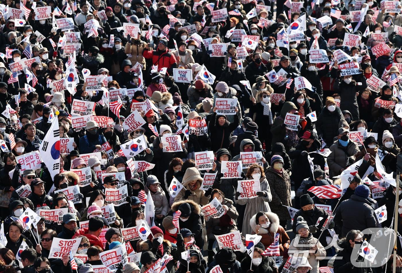 11일 오후 서울 용산구 한남동 대통령 관저 인근에서 열린 탄핵 반대 집회에서 윤석열 대통령 지지자들이 피켓을 들고 구호를 외치고 있다. 2025.1.11/뉴스1 ⓒ News1 오대일 기자