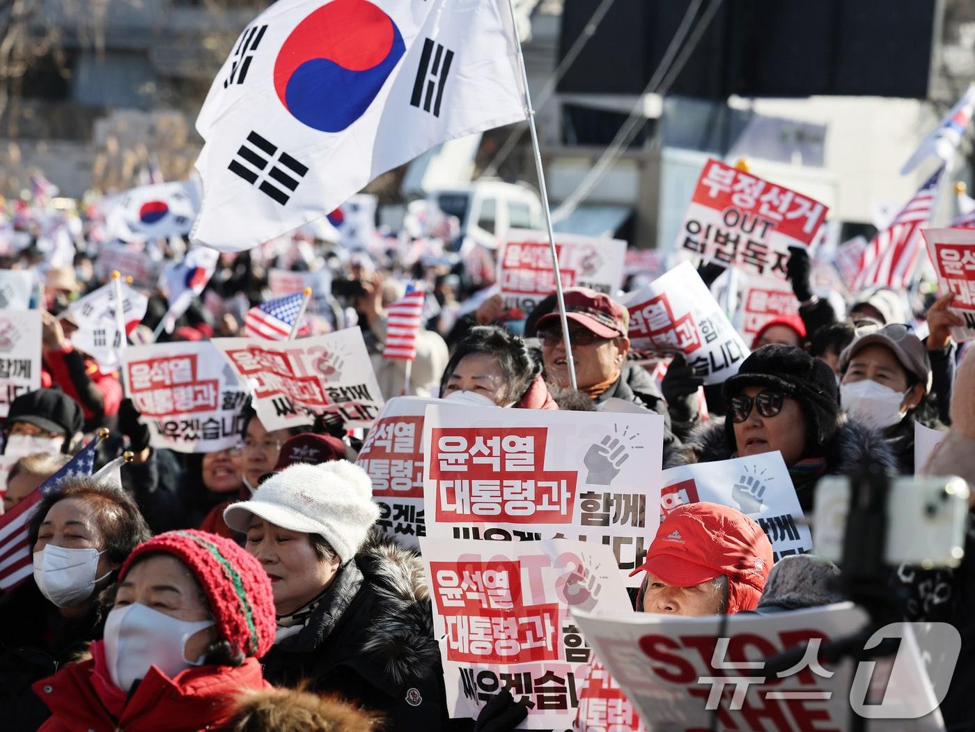 본문 이미지 - 공수처와 경찰의 윤석열 대통령 2차 체포영장 집행 시도가 임박한 가운데 11일 오후 서울 용산구 한남동 대통령 관저 인근에서 열린 탄핵 반대 집회에서 윤석열 대통령 지지자들이 피켓을 들고 구호를 외치고 있다. 2025.1.11/뉴스1 ⓒ News1 오대일 기자