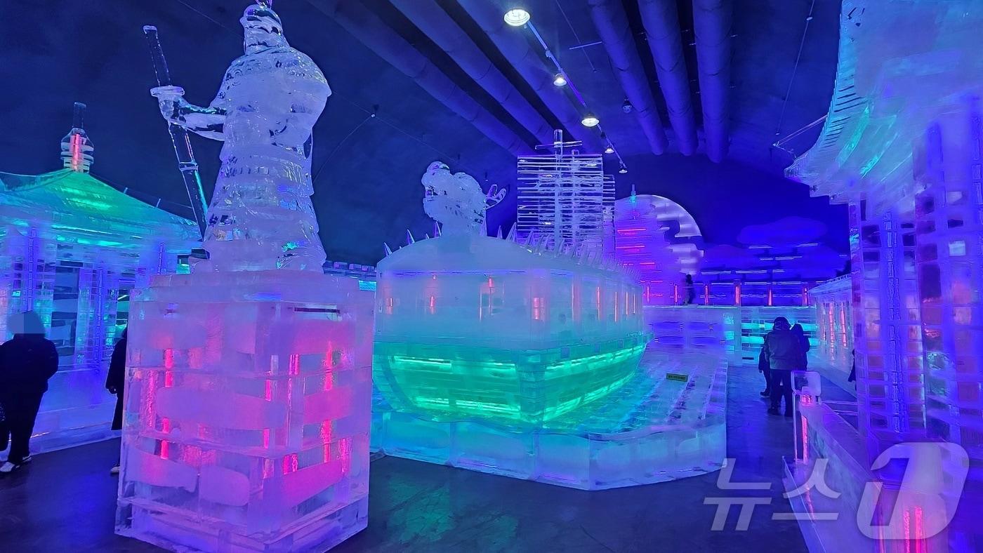  2025 얼음나라 화천산천어축제 첫날인 11일 화천군 화천읍 하리 서화산 다목적광장내 실내얼음조각광장에 관광객들이 얼음 조각들을 관람하고 있다.2025..1.11 한귀섭 기자