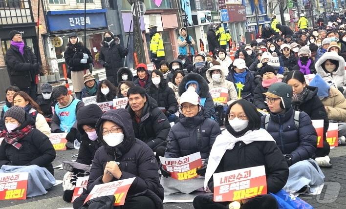 본문 이미지 - 11일 오후 4시 전북 전주시 객사에서 개최된 '‘윤석열 퇴진 비상 촛불집회’에 참여한 시민들이 윤석열 체포와 구속을 외치고 있다./뉴스1 신준수 기자