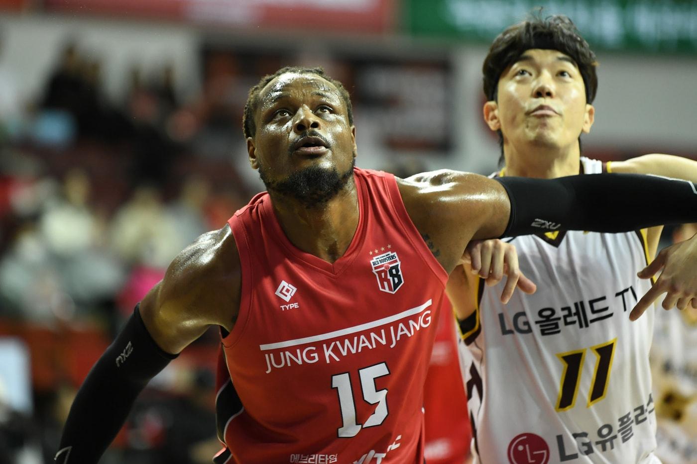 정관장으로 트레이드된 버튼이 11일 LG와 경기에서 몸싸움을 하고 있다.&#40;KBL 제공&#41;