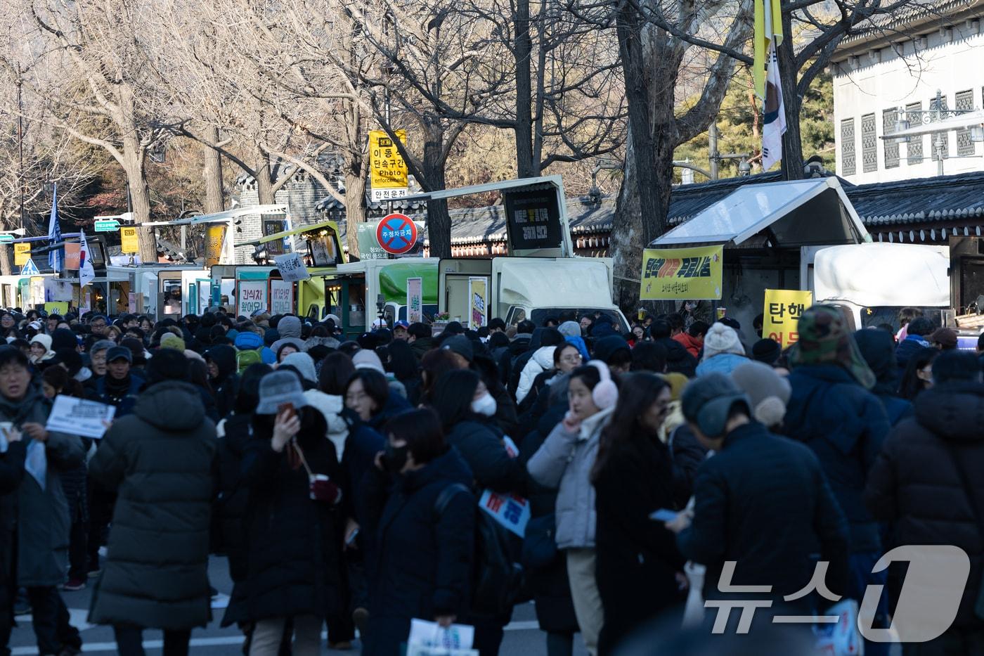 윤석열 즉각퇴진 사회대개혁 비상행동 6차 시민대행진이 진행된 11일 서울 경복궁역 인근에 무료 나눔 푸드트럭 구역이 마련된 모습. ⓒ News1 이승배 기자