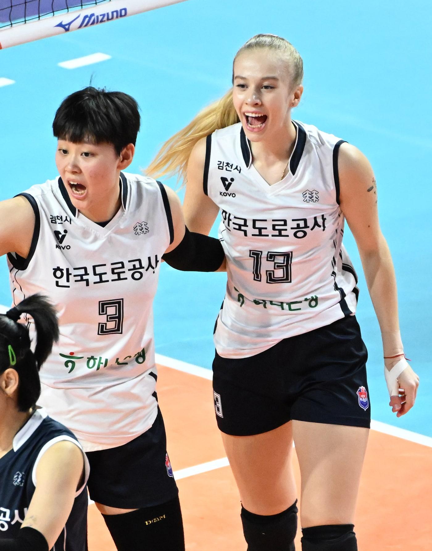 본문 이미지 - 한국도로공사의 메렐린 니콜로바가 11일 열린 흥국생명과의 경기에서 득점에 성공한 뒤 기뻐하고 있다. &#40;KOVO 제공&#41;