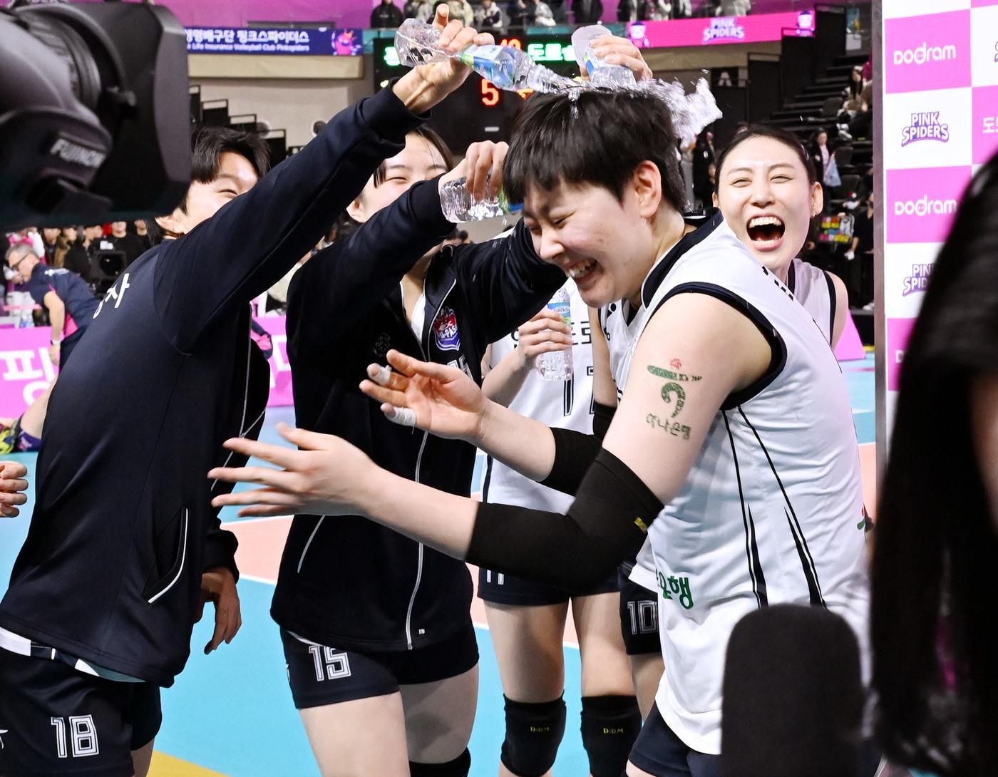 본문 이미지 - 한국도로공사 루키 김다은이 11일 열린 흥국생명과의 경기에서 방송 인터뷰를 마친 뒤 동료들의 축하를 받고 있다. &#40;KOVO 제공&#41;