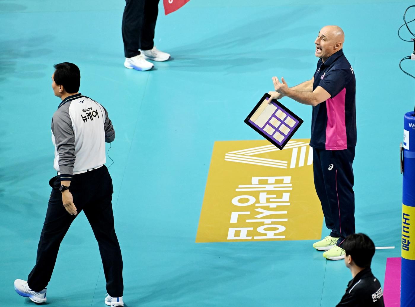 본문 이미지 - 마르첼로 아본단자 흥국생명 감독이 11일 열린 한국도로공사 경기 도중 심판에게 어필하고 있다. &#40;KOVO 제공&#41;