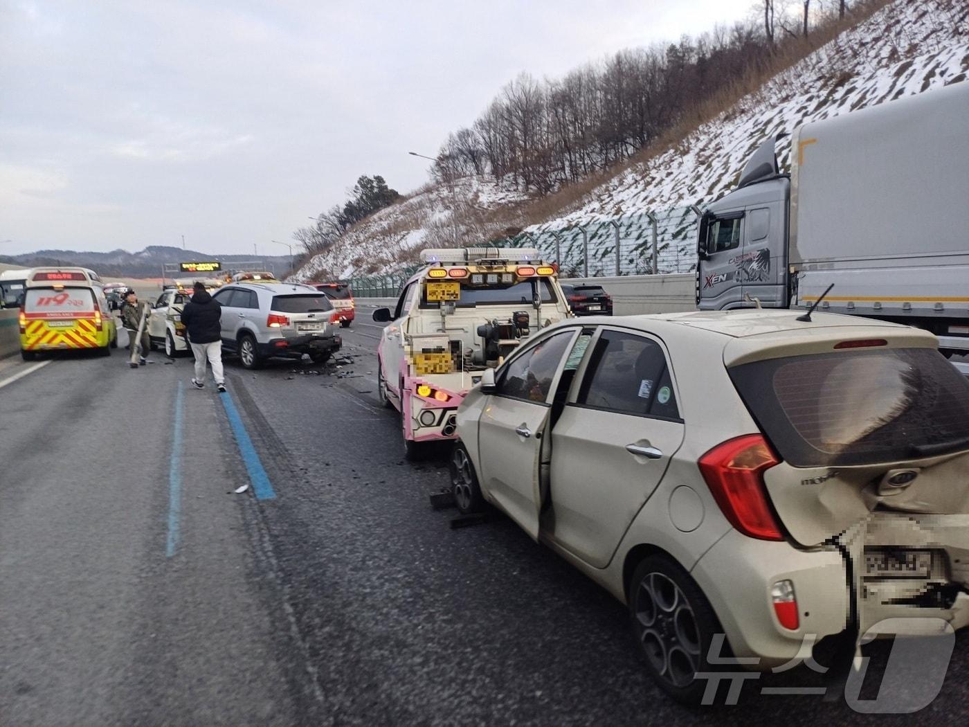 본문 이미지 - 천안 동남 경부고속도로 목천IC 인근 추돌사고 현장. (천안동남소방서 제공) / 뉴스1