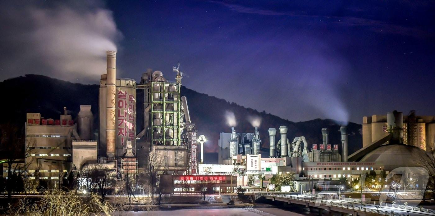 (평양 노동신문=뉴스1) = 북한 상원시멘트연합기업소. [국내에서만 사용가능. 재배포 금지. DB 금지. For Use Only in the Republic of Korea. Redistribution Prohibited] rodongphoto@news1.kr