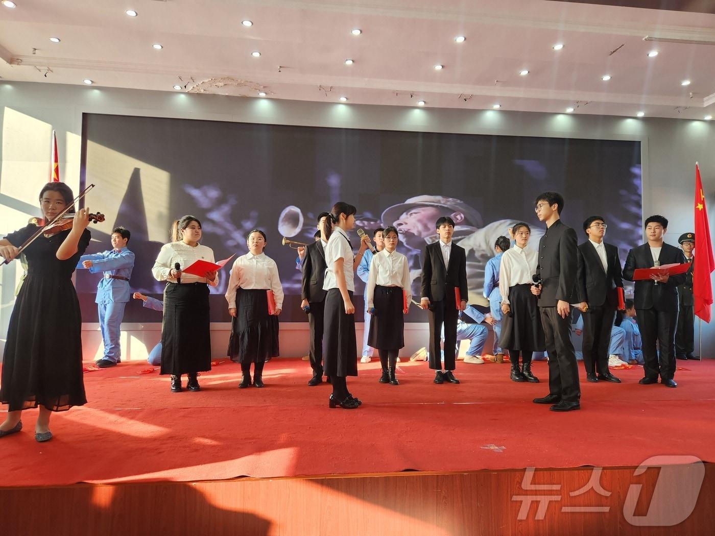 본문 이미지 - 충북 증평지역 중학생들이 지난 10일부터 13일까지 일정으로 우호 교류도시인 중국 칠대하시를 방문해 국제교류 활동을 진행하고 있다.(진천군 제공)/뉴스1