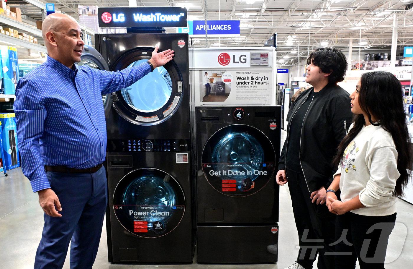 본문 이미지 - 미국 로우스 라스베이거스 지점에서 매장 직원이 현지 고객에게 타워형 세탁건조기 'LG 워시타워'를 설명하고 있다(LG전자 제공). ⓒ 뉴스1