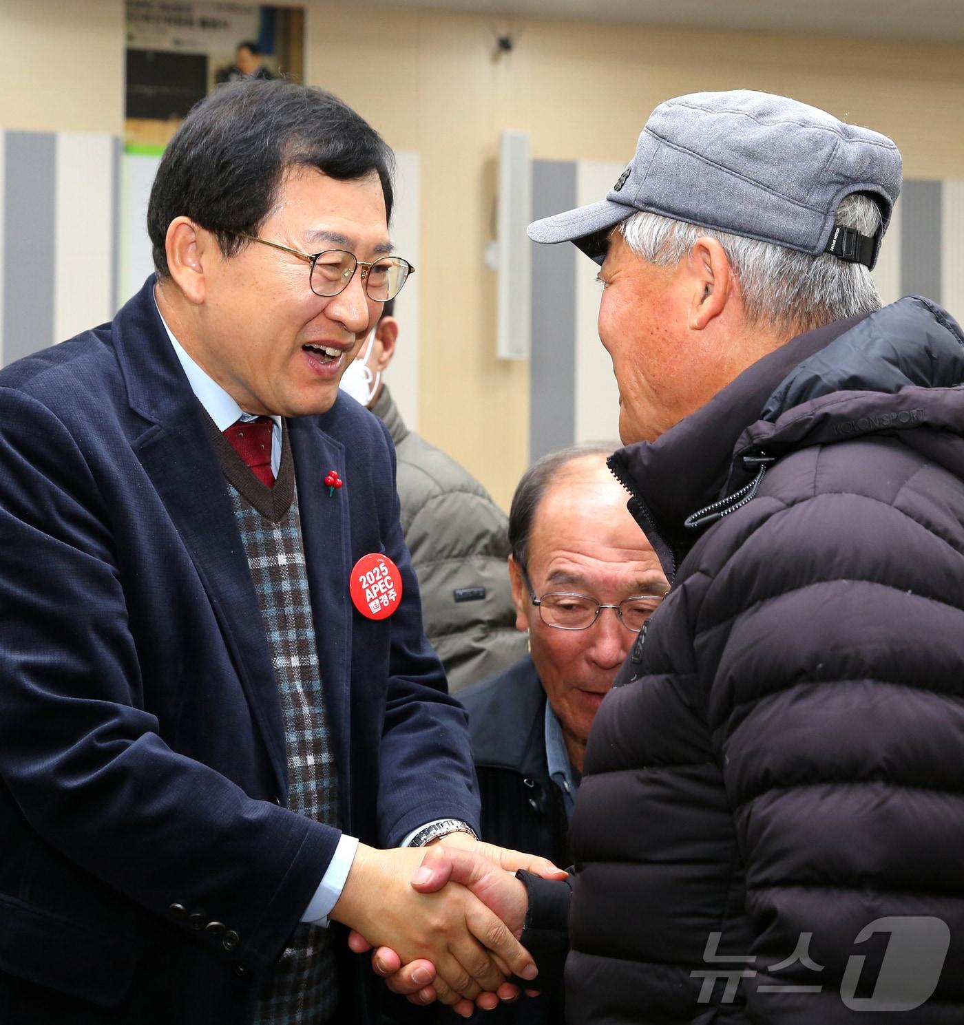 본문 이미지 - 주낙영 경주시장이 어르신들과의 간담회를 마친 후 인사를 나누고 있다. (걍주시제공) 2025.1.12/뉴스1 