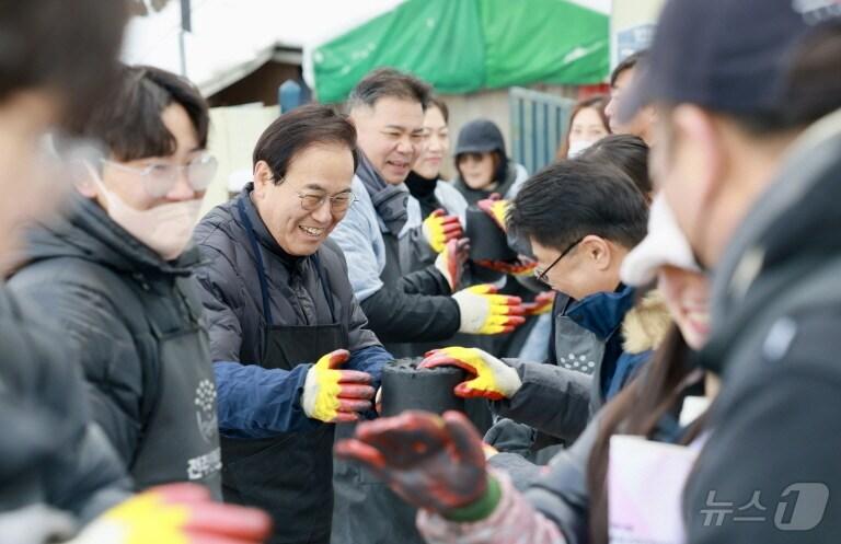 본문 이미지 - 전북특별자지도교육청이 지난 11일 전주시 자만마을에서 연타나눔 봉사활동을 펼쳤다.&#40;전북교육청 제공&#41;/뉴스1