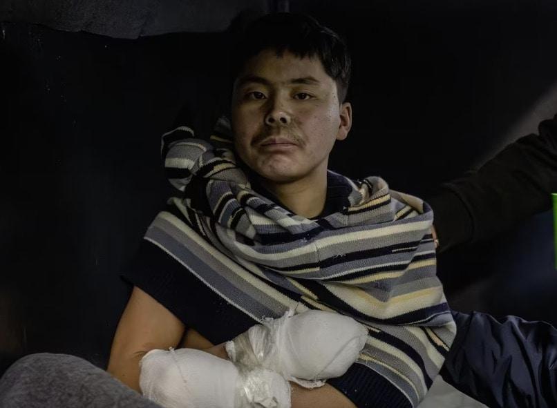 본문 이미지 - 11일(현지시간) 볼로디미르 젤렌스키 우크라이나 대통령이 러시아에 파병된 북한군 병사 2명을 생포했다고 밝혔다. 사진은 젤렌스키 대통령이 공개한 북한 군인. 2025.01.11/ (젤렌스키 대통령 X 갈무리)