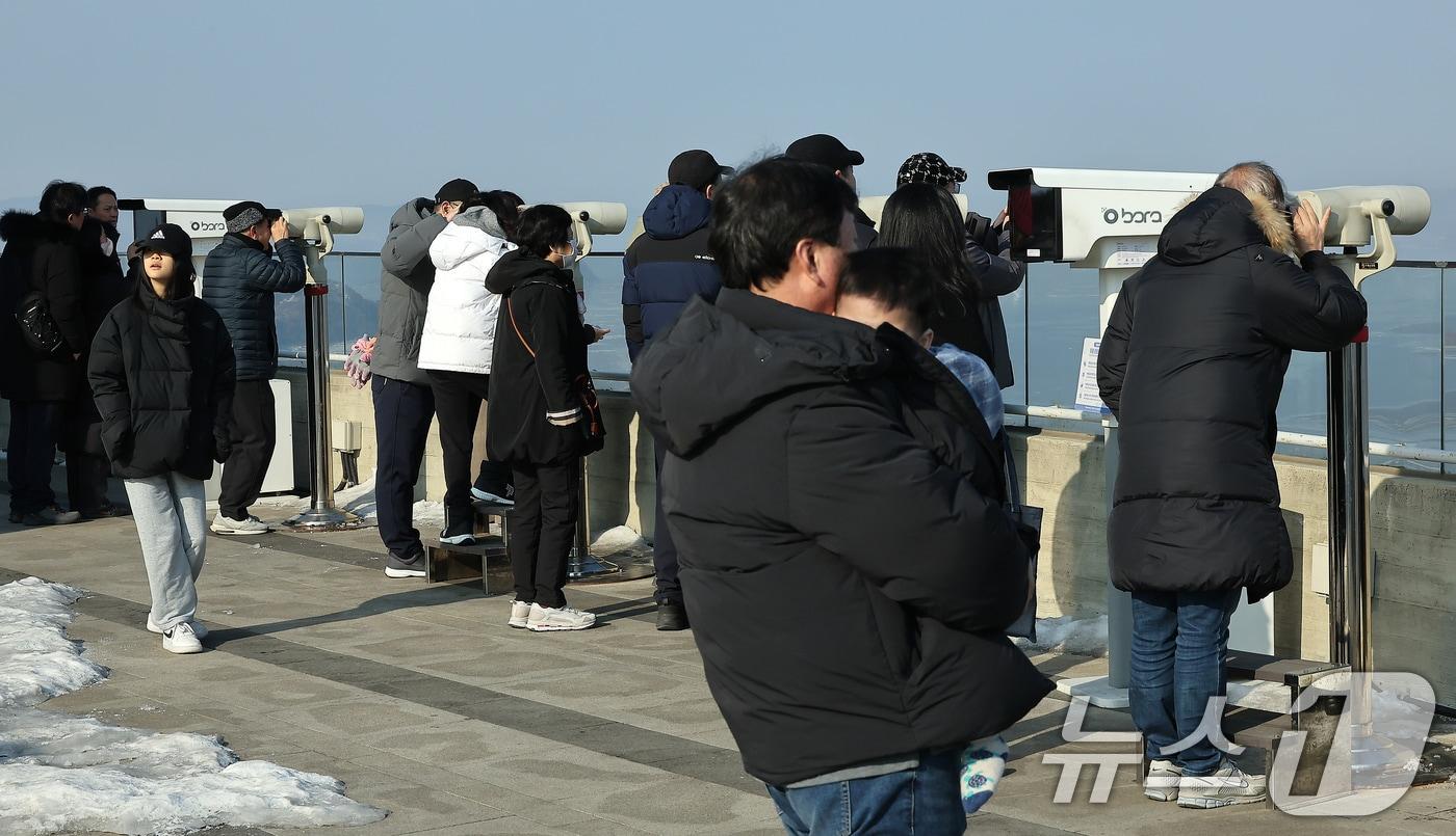 애기봉평화생태공원 조강전망대를 찾은 관광객들이 북한을 바라보고 있다. &#40;사진은 기사 내용과 무관함&#41; / 뉴스1 ⓒ News1