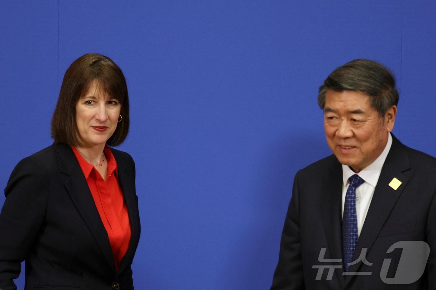 허리펑 중국 국무원 부총리와 레이철 리브스 영국 재무장관이 11일 &#40;현지시간&#41; 베이징 댜오위타이 국빈관에서 열린 제11차 중·영 경제 재정 고위급 대화 기자회견을 마친 뒤 떠나고 있다. 202.01,12 ⓒ 로이터=뉴스1 ⓒ News1 우동명 기자