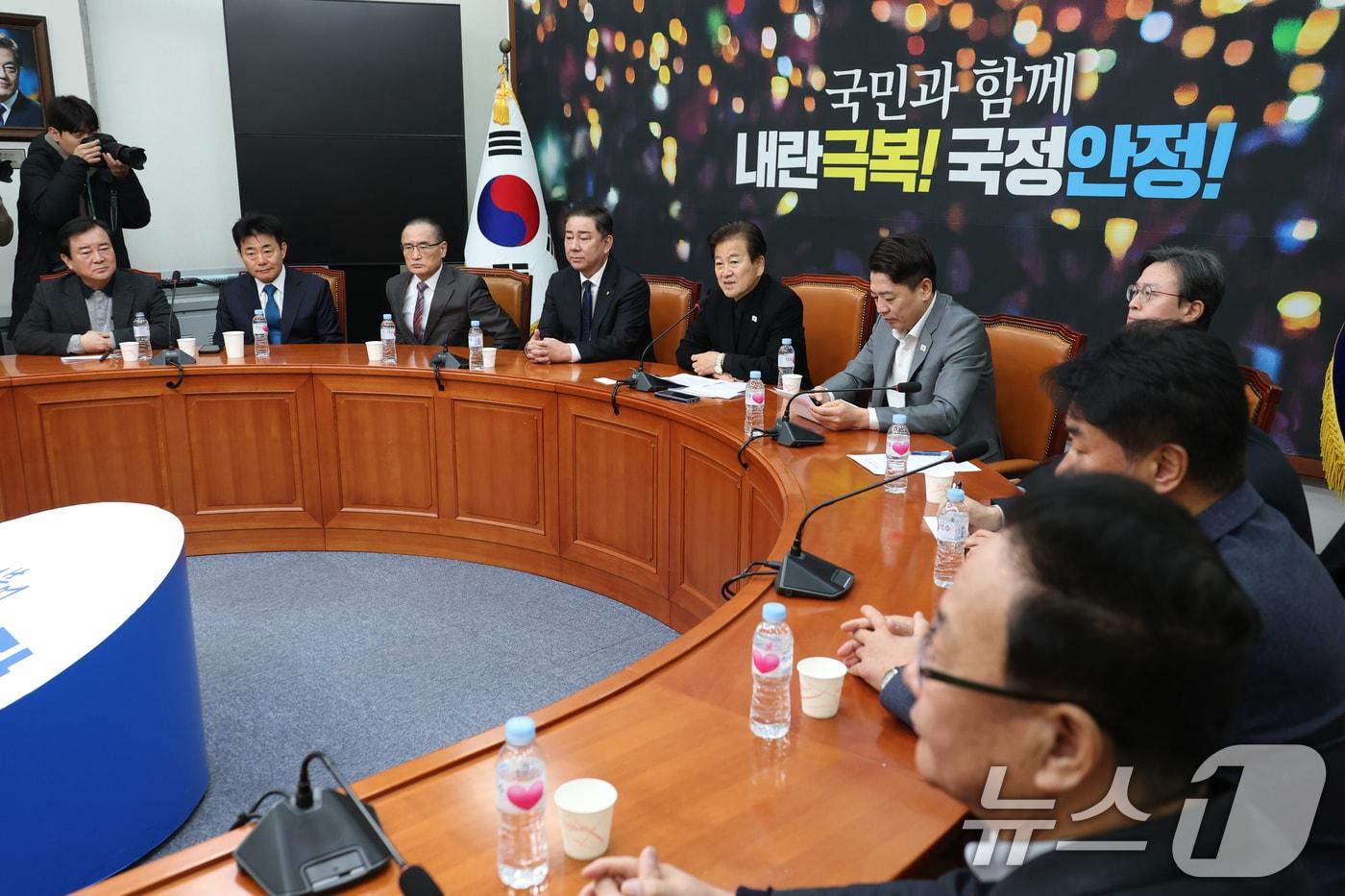 12일 오전 서울 여의도 국회에서 열린 더불어민주당 내란특위 외환유치죄 진상조사단 기자간담회에서 단장인 정동영 의원이 발언하고 있다. 2025.1.12/뉴스1 ⓒ News1 이광호 기자