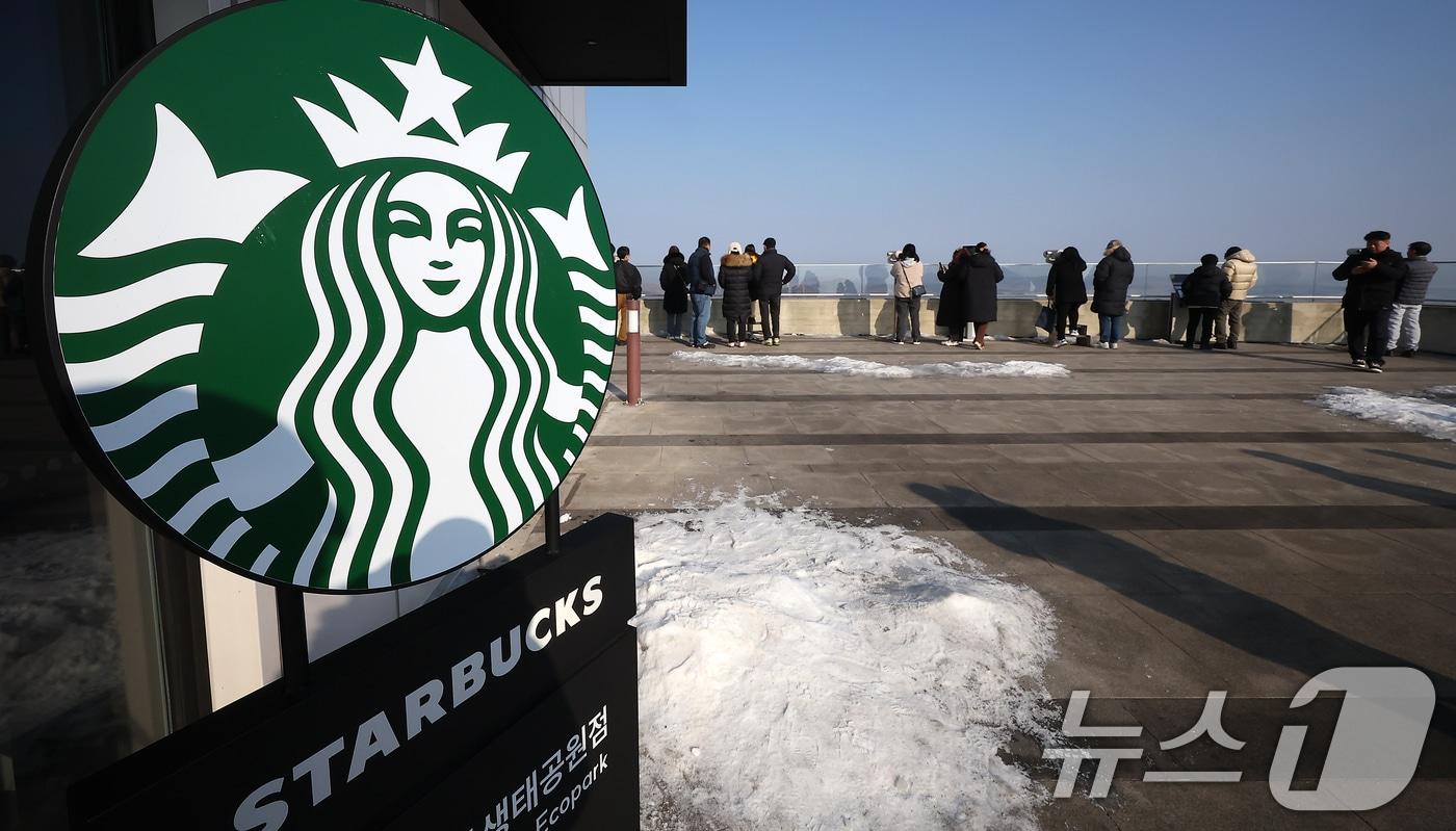 비상계엄 사태 여파 속 경기 김포시 애기봉 평화생태공원을 찾는 이들이 크게 늘었다. 2025.1.12/뉴스1 ⓒ News1 김진환 기자