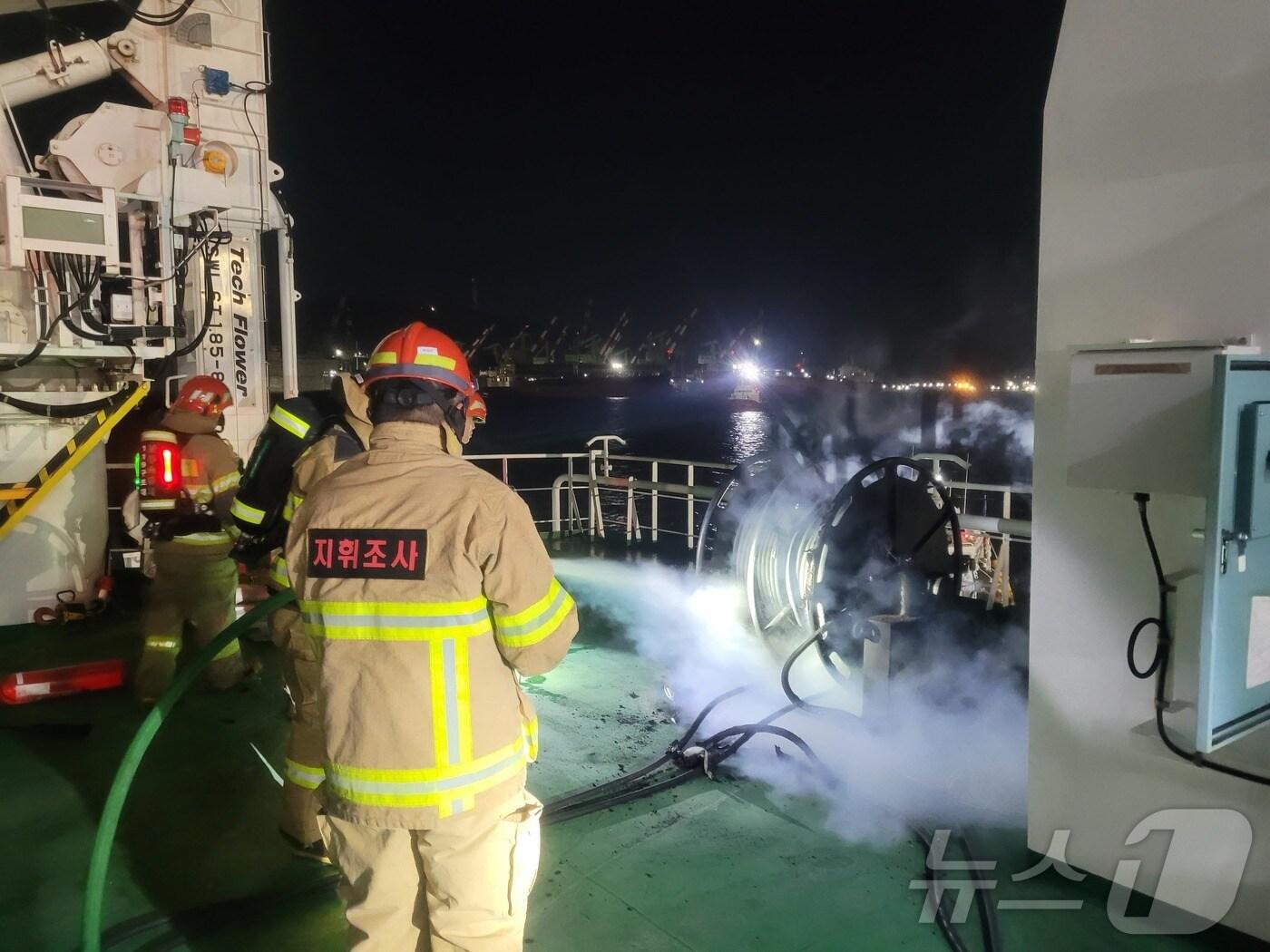 본문 이미지 - 12일 오전 울산 남구 매암동의 한 해경 경비함정서 발생한 선박 화재.(울산소방본부제공)