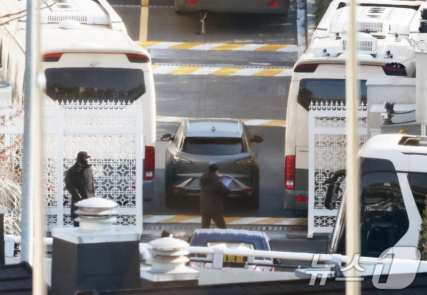 본문 이미지 - 고위공직자범죄수사처와 경찰의 윤석열 대통령 2차 체포영장 집행 시도가 임박한 가운데 12일 서울 용산구 한남동 대통령 관저에 차량에 들어가고 있다. 2025.1.12/뉴스1 ⓒ News1 송원영 기자