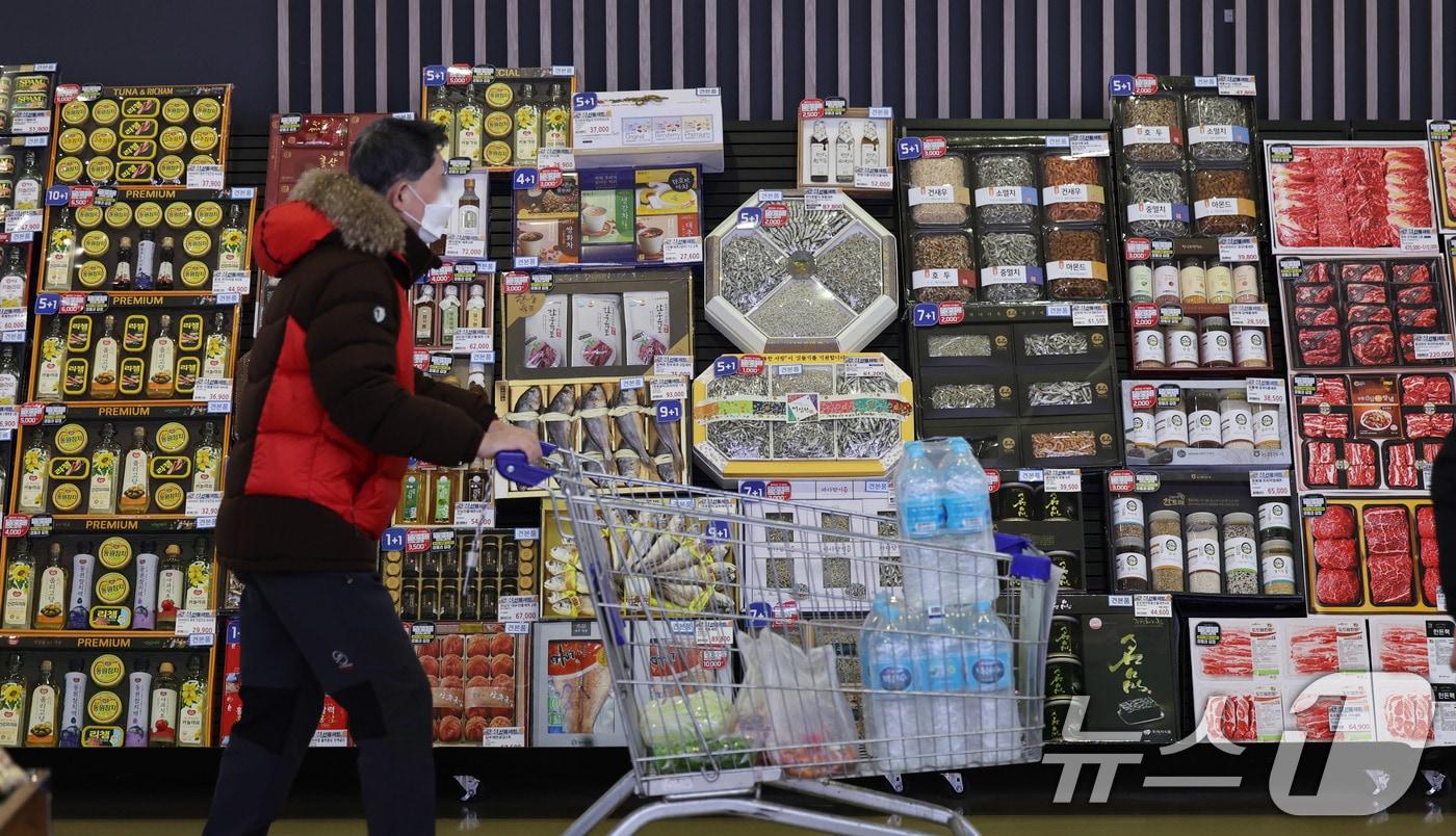 12일 서울의 한 대형마트에서 한 시민이 장을 보고 있다. 2025.1.12/뉴스1 ⓒ News1 박지혜 기자