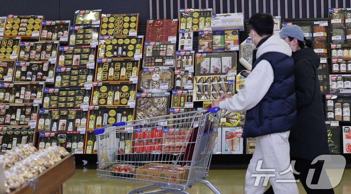 서울의 한 대형마트에서 시민들이 장을 보고 있다. /뉴스1 ⓒ News1 