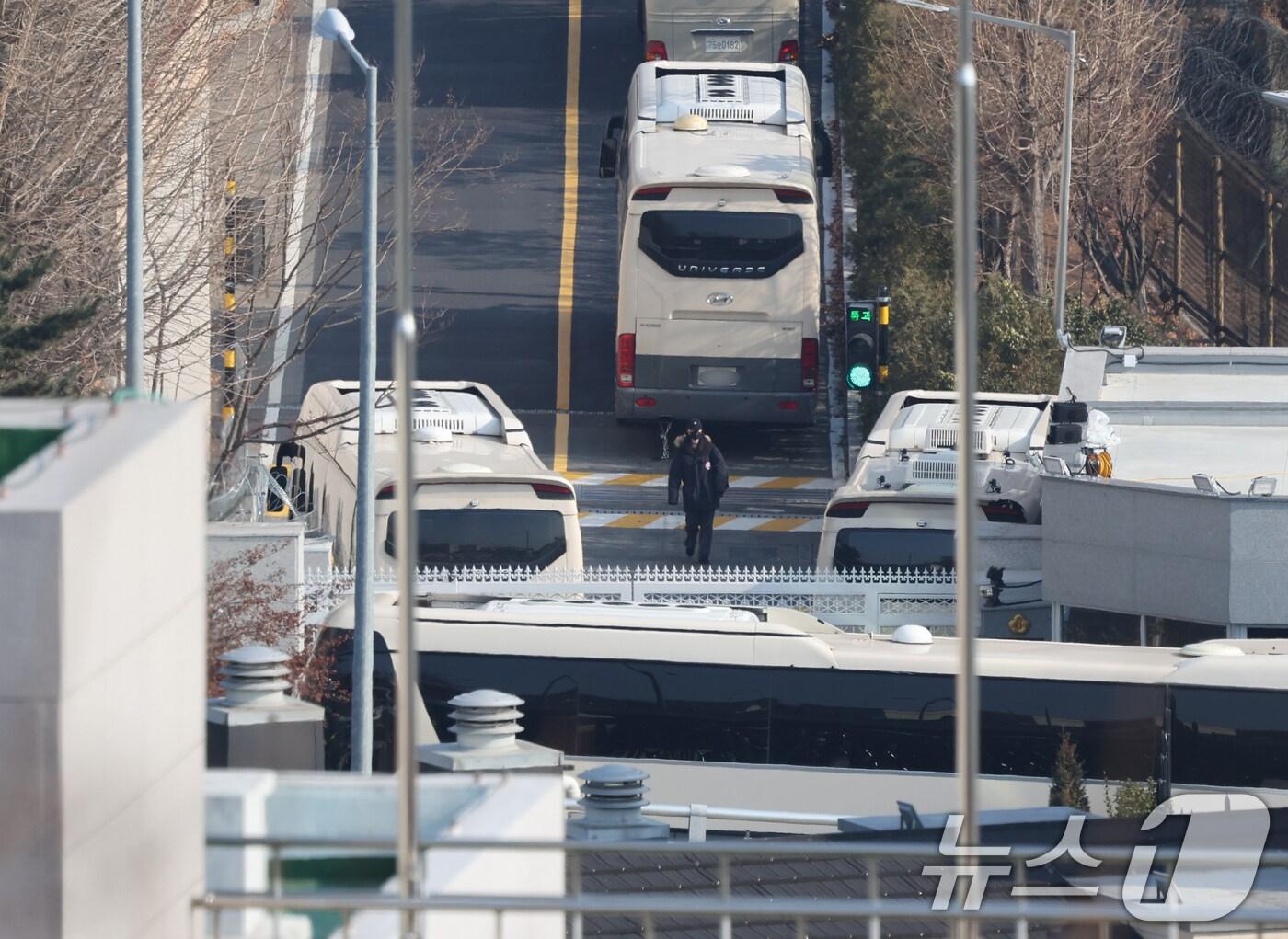 본문 이미지 - 고위공직자범죄수사처와 경찰의 윤석열 대통령 2차 체포영장 집행 시도가 임박한 가운데 12일 서울 용산구 한남동 대통령 관저가 적막감에 휩싸여 있다. 2025.1.12/뉴스1 ⓒ News1 송원영 기자