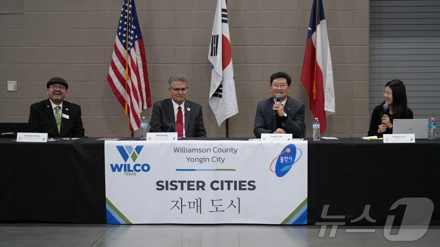 이상일 용인시장이 9일&#40;현지시간&#41; 미국 윌리엄슨 카운티에서 자매결연 협약서에 서명한 뒤 인사말을 하고 있다.&#40;용인시 제공&#41;