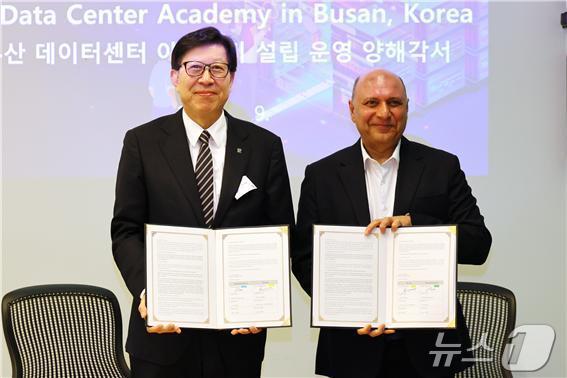 본문 이미지 - 박형준 시장이 지난 9일 마이크로소프트와 부산 데이터센터 설립 업무협약을 체결하고 있다.(부산시 제공)