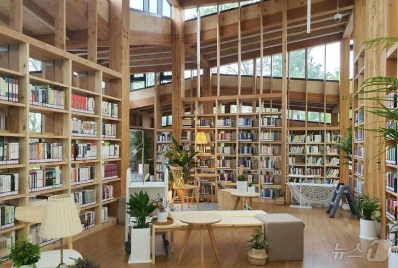 본문 이미지 -  서울시 성북구 오동 근린공원에 위치한 책쉼터 &#40;서울시 제공&#41;