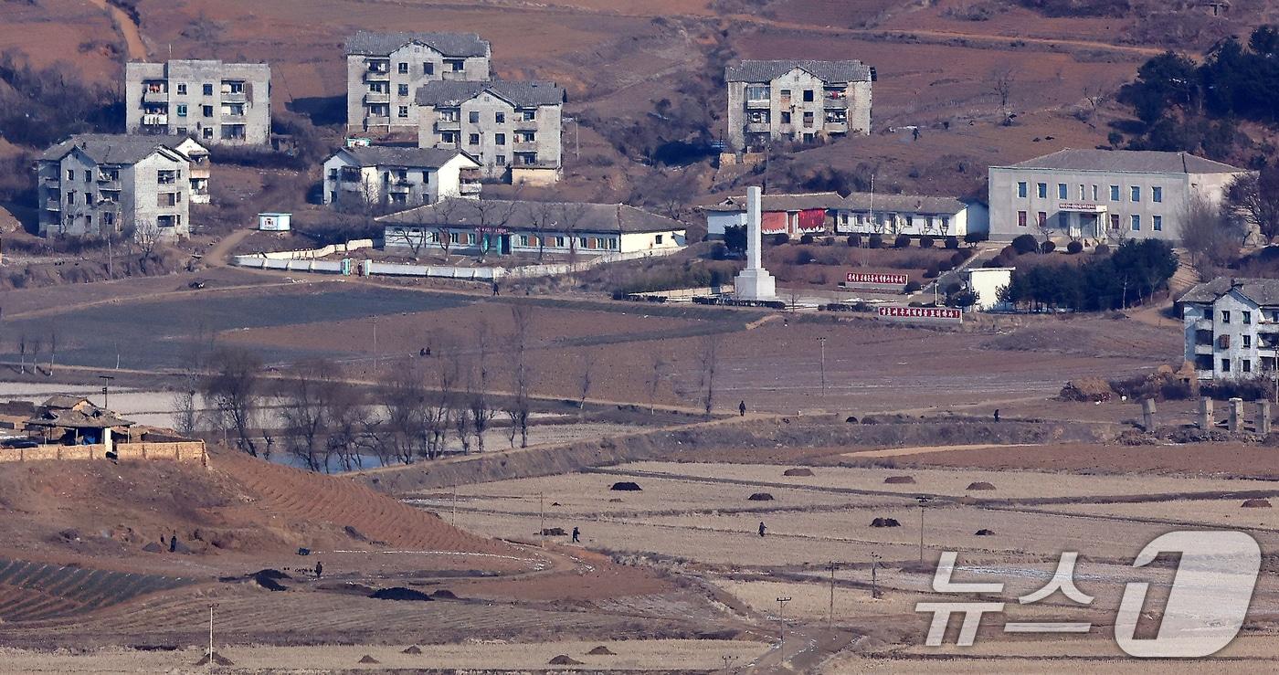  경기 김포시 애기봉평화생태공원 조강전망대에서 바라본 황해도 개풍군 일대에서 북한 주민들이 오가고 있다. 2025.1.12/뉴스1 ⓒ News1 김진환 기자