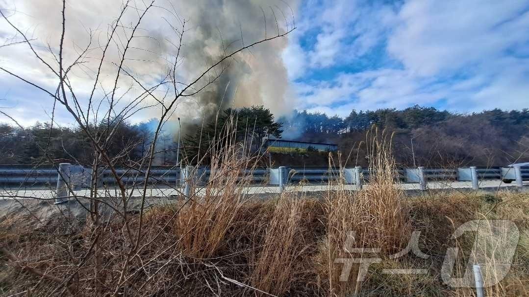 본문 이미지 - 12일 낮 12시 44분쯤 강원 양양군 양양읍 거마리에서 발생한 산불이 46분 만인 이날 오후 1시 30분쯤 진화됐다. (산림청 중앙산림재난상황실 제공) 2025.1.12.뉴스1