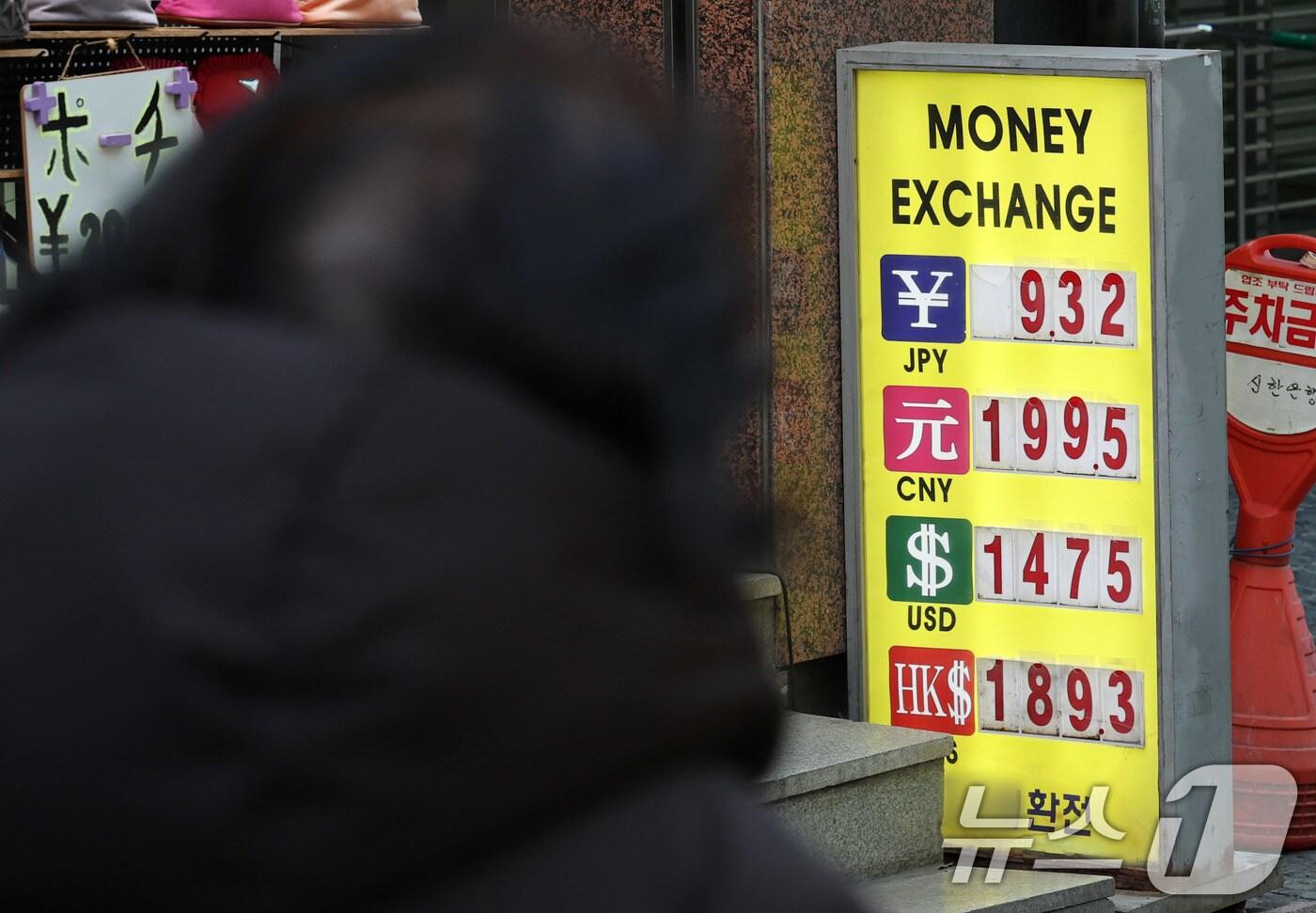 12일 서울 명동 한 환전소에 1달러를 구매시 1475원의 시세를 나타내고 있다. 강달러와 비상계엄 사태 등 정국 불안이 지속되며 고환율이 이어지고 있다. 2025.1.12/뉴스1 ⓒ News1 박세연 기자