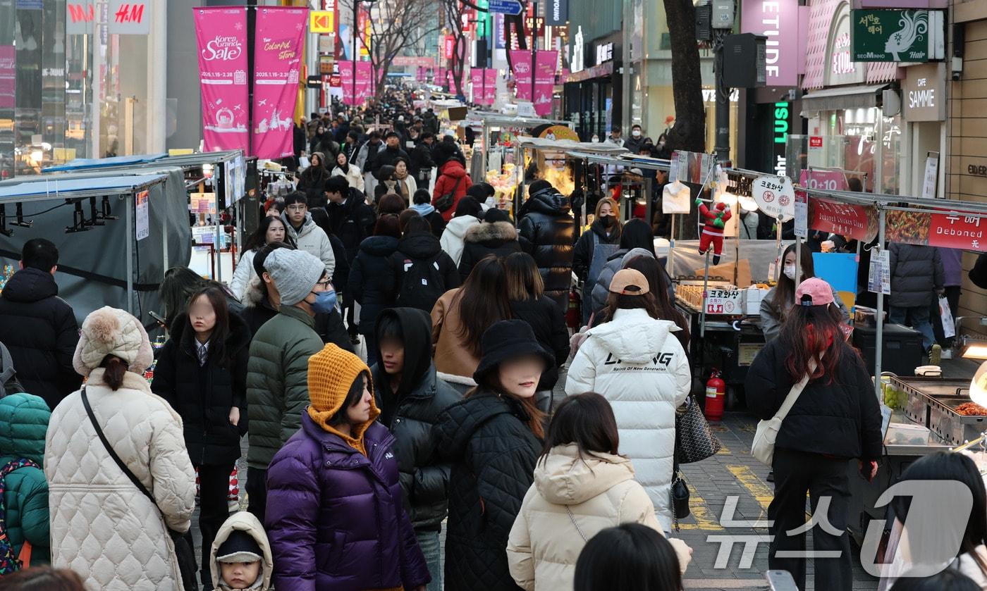 한파가 풀리며 서울 최고기온이 영상까지 오른 12일 서울 명동거리가 시민과 관광객으로 붐비고 있다. 2025.1.12/뉴스1 ⓒ News1 박세연 기자