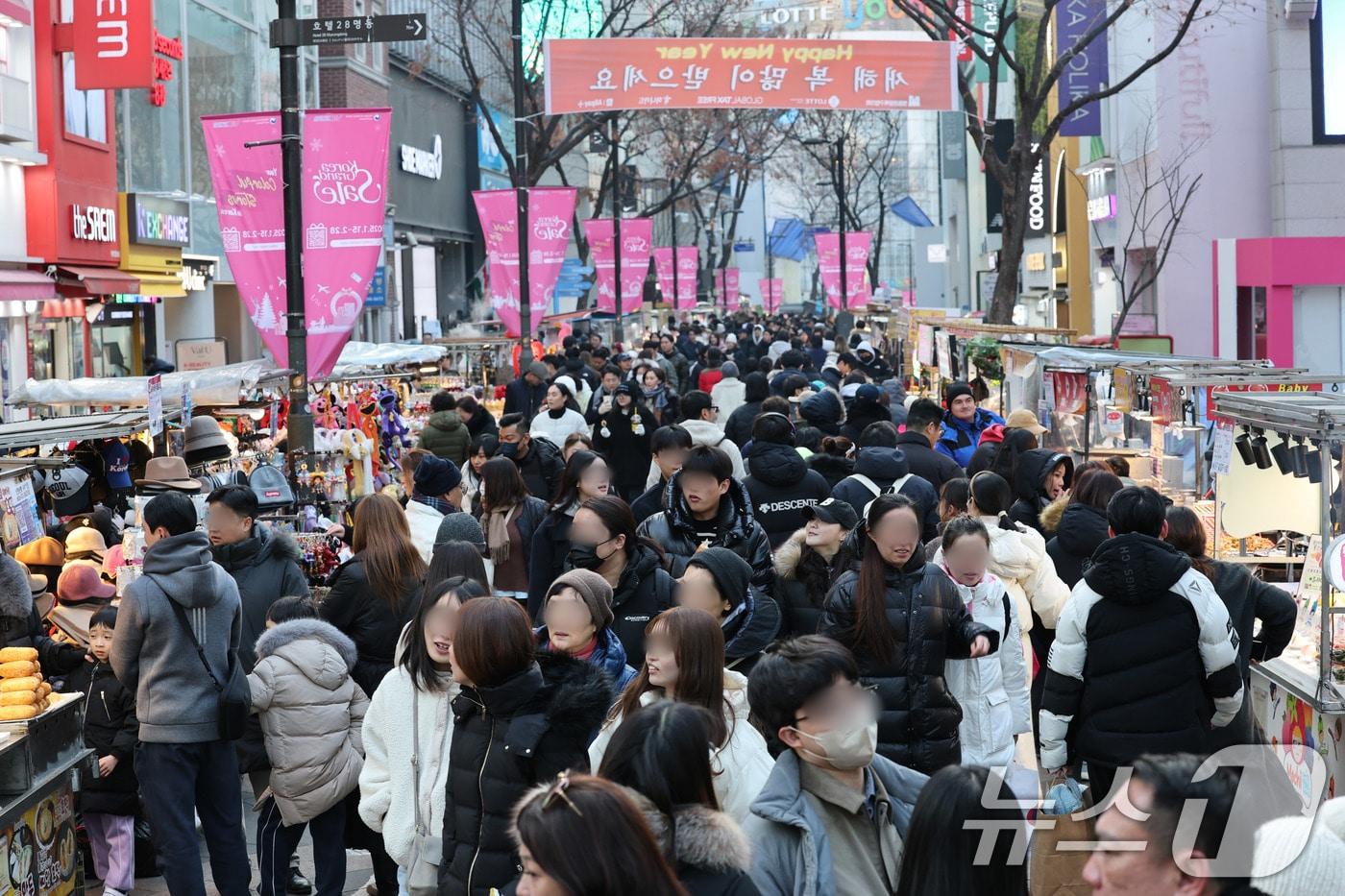 한파가 풀리며 서울 최고기온이 영상까지 오른 12일 서울 명동거리가 시민과 관광객으로 붐비고 있다. 2025.1.12/뉴스1 ⓒ News1 박세연 기자