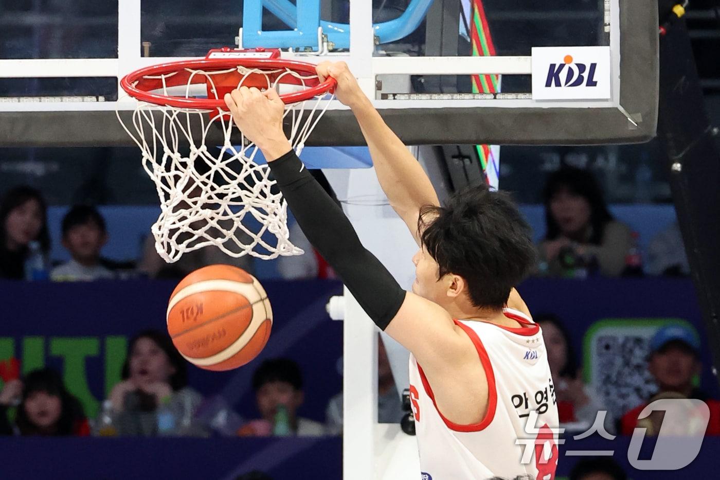 12일 오후 경기 고양시 일산서구 고양소노아레나에서 열린 KCC 프로농구 2024-2025 KBL 고양 소노와 서울 SK와의 경기에서 SK 안영준이 덩크슛을 하고 있다. 2025.1.12/뉴스1 ⓒ News1 황기선 기자