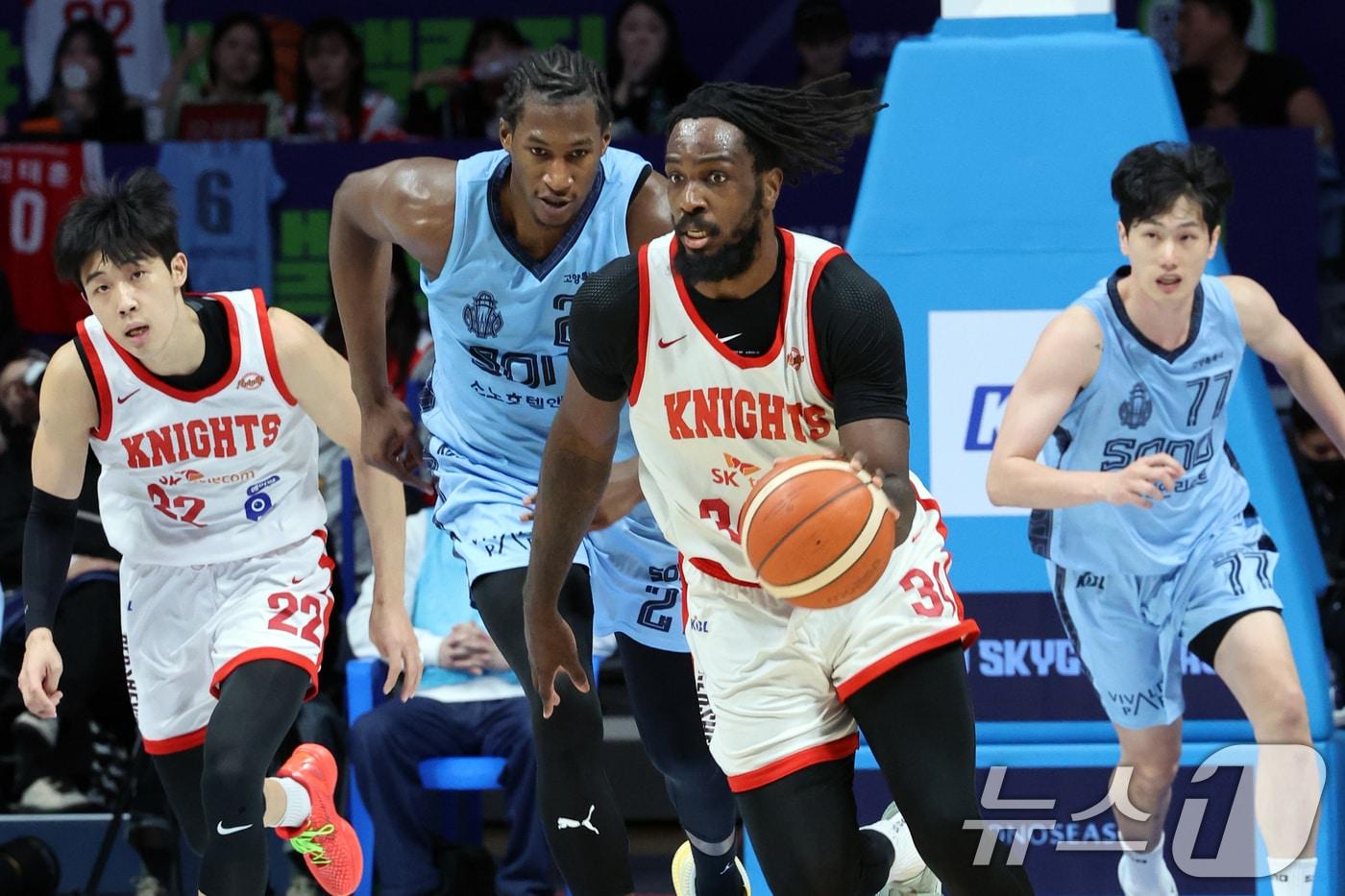 12일 오후 경기 고양시 일산서구 고양소노아레나에서 열린 KCC 프로농구 2024-2025 KBL 고양 소노와 서울 SK와의 경기에서 SK 워니가 드리블을 하고 있다. 2025.1.12/뉴스1 ⓒ News1 황기선 기자