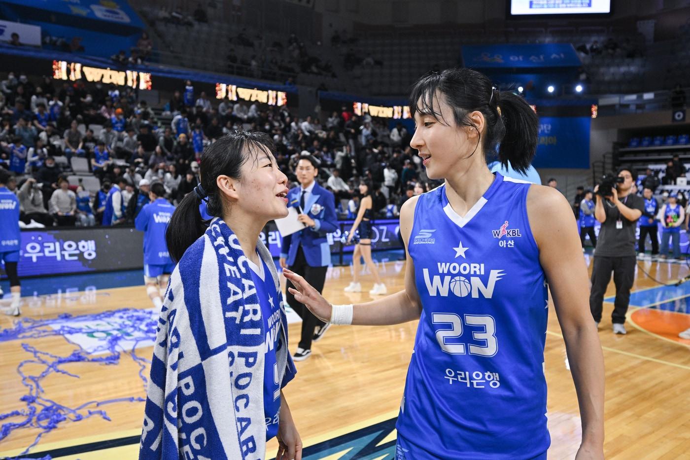 본문 이미지 - 아산 우리은행의 김단비(오른쪽)와 심성영(왼쪽)이 12일 열린 2024-25 여자프로농구 부산 BNK전에서 맹활약을 펼치며 팀 승리를 이끌었다. (WKBL 제공)