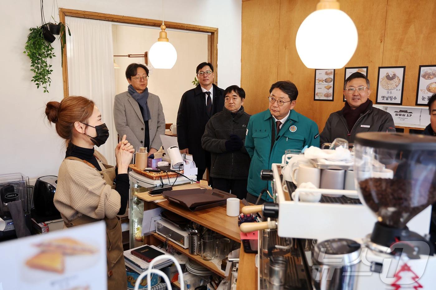 홍태용 김해시장이 지난 10일 김해 수로왕릉 인근 왕릉길을 찾아 골목 상인들의 애로사항을 청취하고 있다.&#40;김해시 제공&#41;