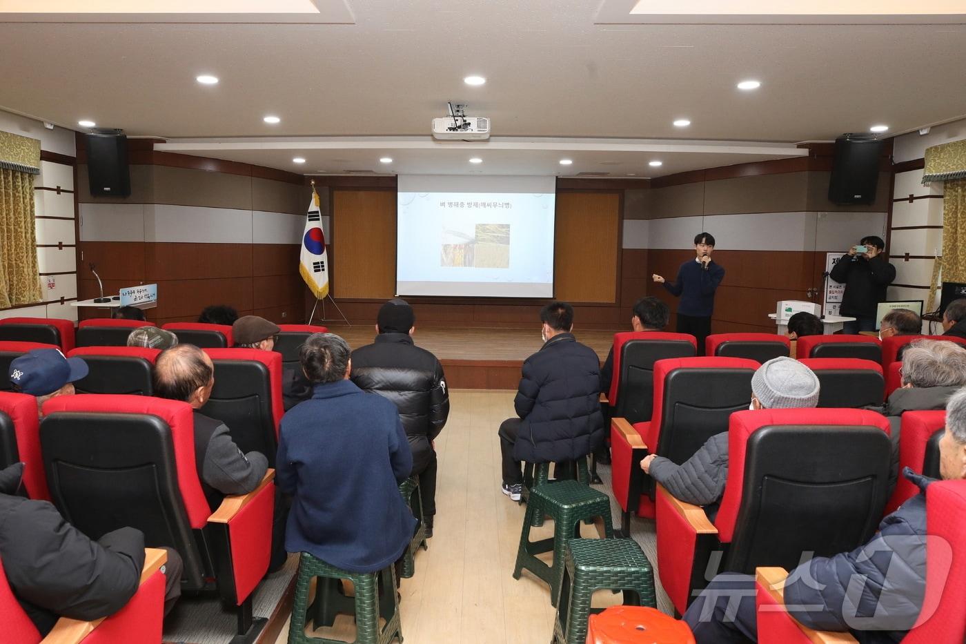 무주군이 2025년 새해 농업인 실용 교육을 실시하고 있다.(무주군 제공) 2025.1.12/뉴스1