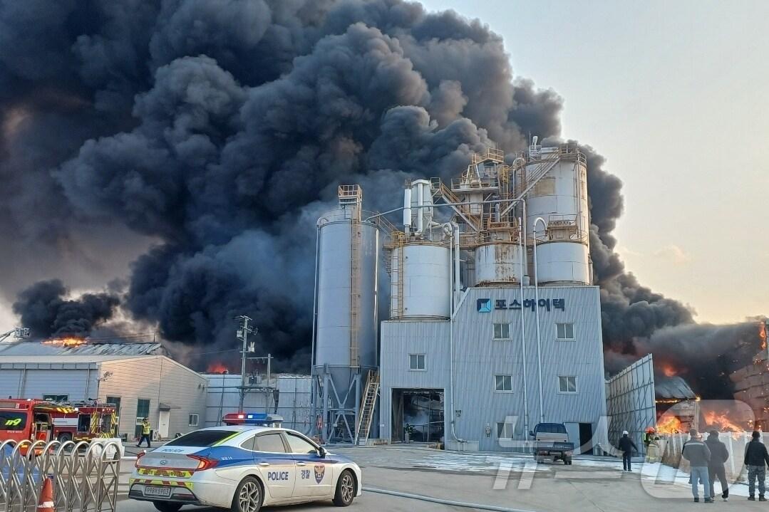 본문 이미지 -  12일 오후 3시 47분쯤 충북 보은군 삼승면 일반산업단지에서 불이 크게 났다.(보은소방서 제공)2025.1.12/뉴스1
