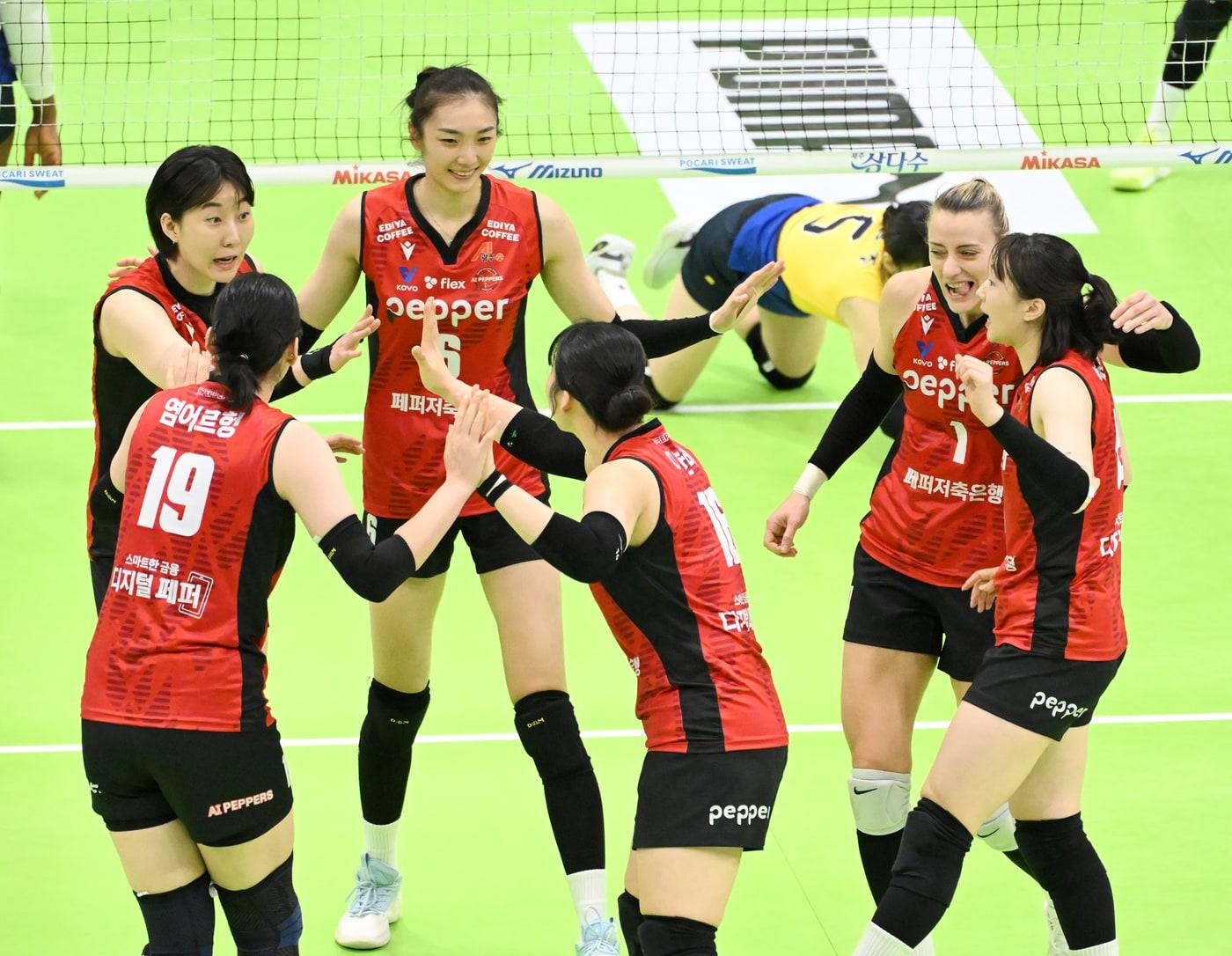 본문 이미지 - 3연승을 질주한 여자 프로배구 페퍼저축은행 (한국배구연맹 제공)