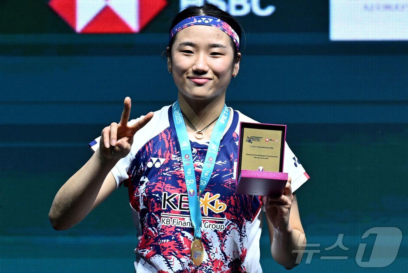 말레이시아 오픈 정상에 오른 안세영이 포즈를 취하고 있다. ⓒ AFP=뉴스1