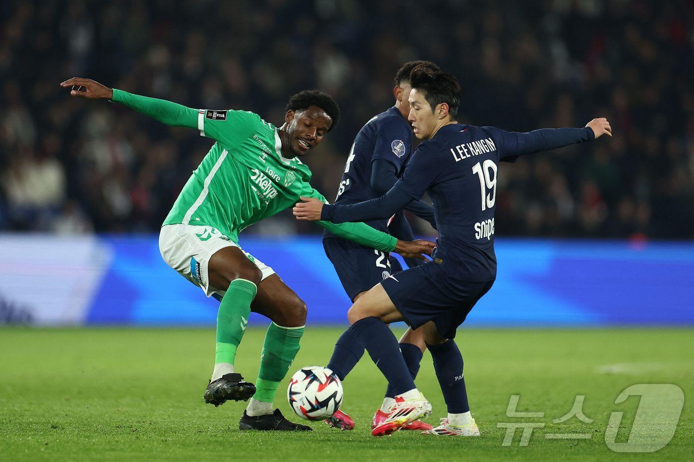 이강인(오른쪽)이 13일(한국시간) 열린 2024-25 프랑스 리그1 PSG-생테티엔전에서 시즌 세 번째 도움을 기록했다. ⓒ AFP=뉴스1