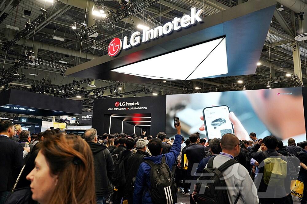 본문 이미지 - 라스베이거스 컨벤션센터&#40;LVCC&#41; 웨스트홀에 마련된 CES 2025 LG이노텍 전시부스를 찾은 관람객들의 모습.&#40;LG이노텍 제공&#41; ⓒ News1 한재준 기자
