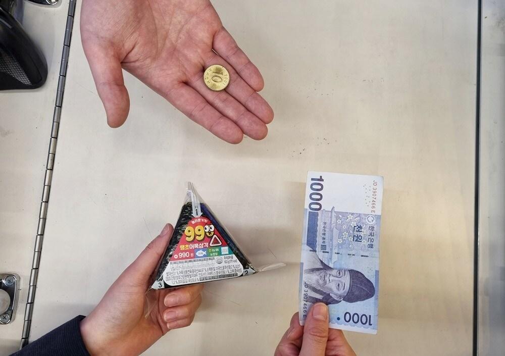 본문 이미지 - 990원 삼각김밥(CU 제공). 