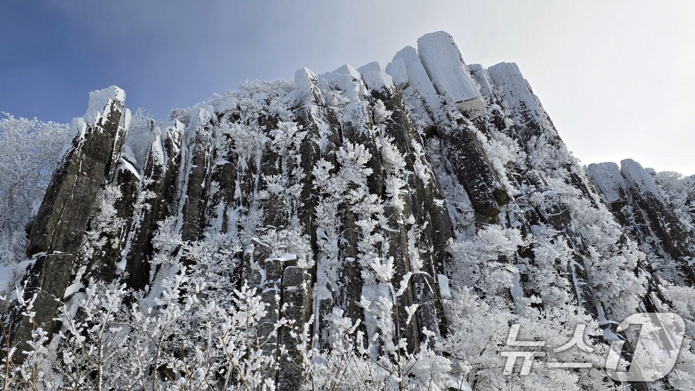 본문 이미지 - 눈 내린 무등산 서석대의 모습. (무등산국립공원 사무소 제공)/뉴스1 ⓒ News1 이승현 기자