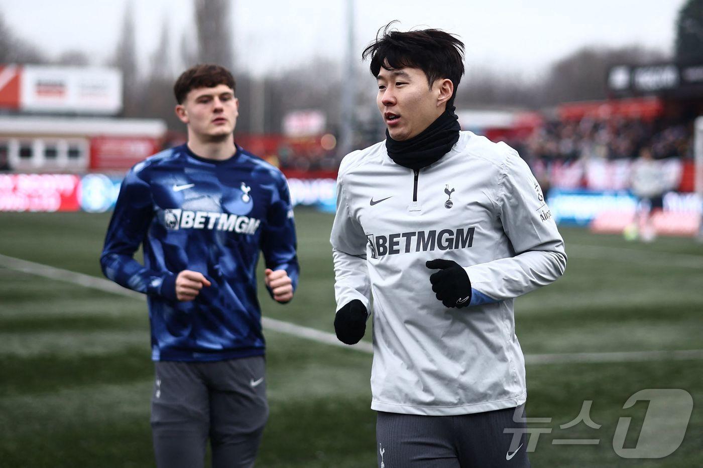 토트넘 홋스퍼의 손흥민이 12일&#40;현지시간&#41; 영국 탬워스의 더 램 그라운드에서 열린 FA컵 3라운드 탬워스와 경기에 앞서 워밍업을 하고 있다. 2025.01.13 ⓒ AFP=뉴스1 ⓒ News1 우동명 기자
