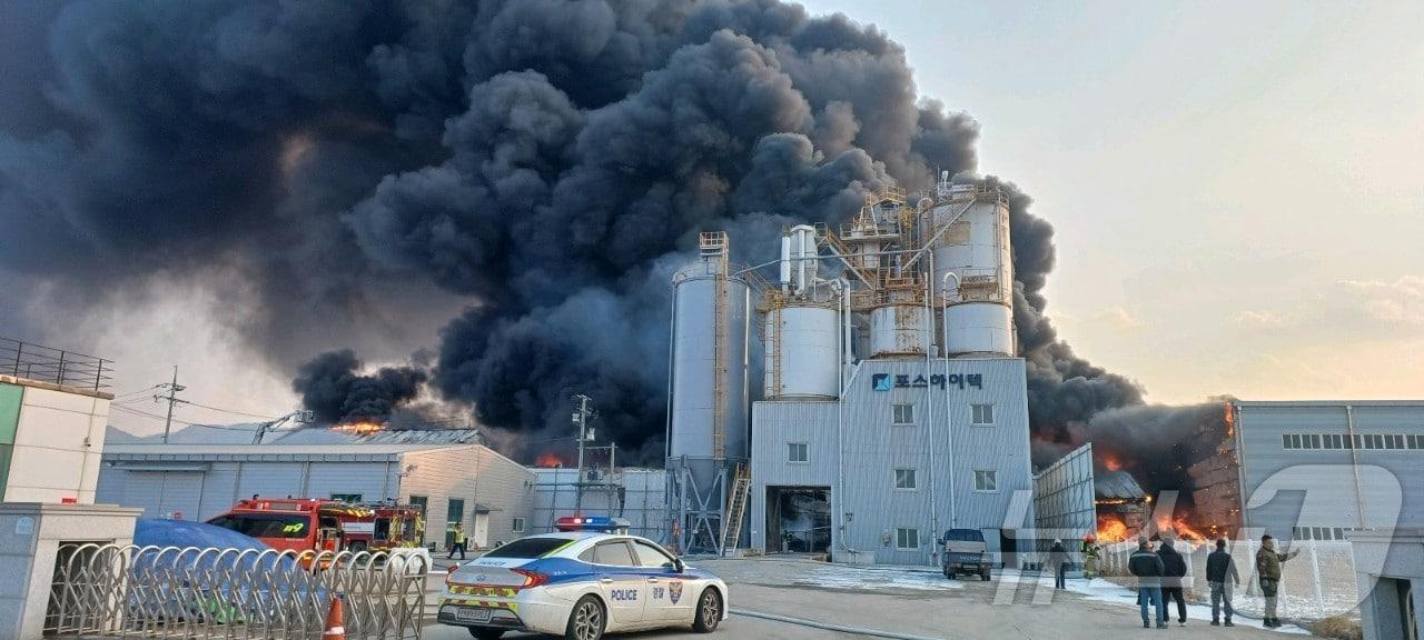 본문 이미지 - 지난 12일 오후 3시 45분쯤 충북 보은군 삼승면 소재 일반산업단지 내 한 난방 필름 제조 공장에서 불이 나 8시간여 만에 진화됐다. (보은군 제공) /뉴스1 