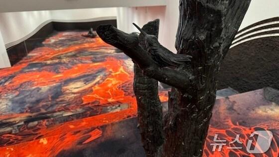 본문 이미지 - 클라우디아 콤테 개인전 '재로부터의 부활' 전시전경